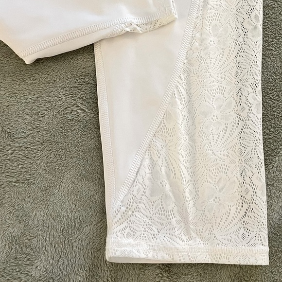 Fila Cropped Sports Yoga Leggings White Lace Pockets NWOT Size Large - Picture 3 of 12